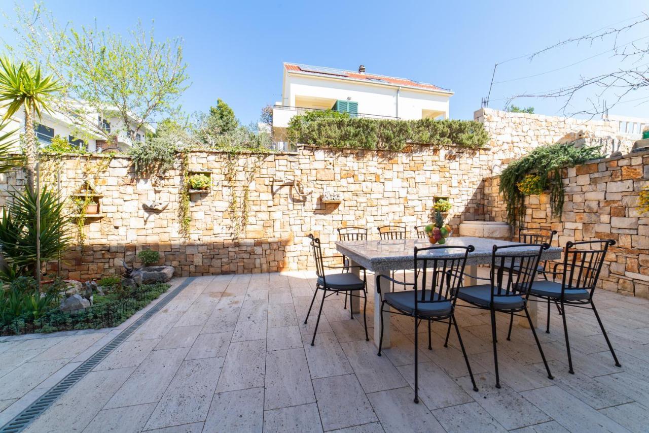Villa Sun Garden - 4 Star Villa With Heated Swimming Pool, Quiet Bay, Bbq, 50M From The Sea Milna  Eksteriør billede