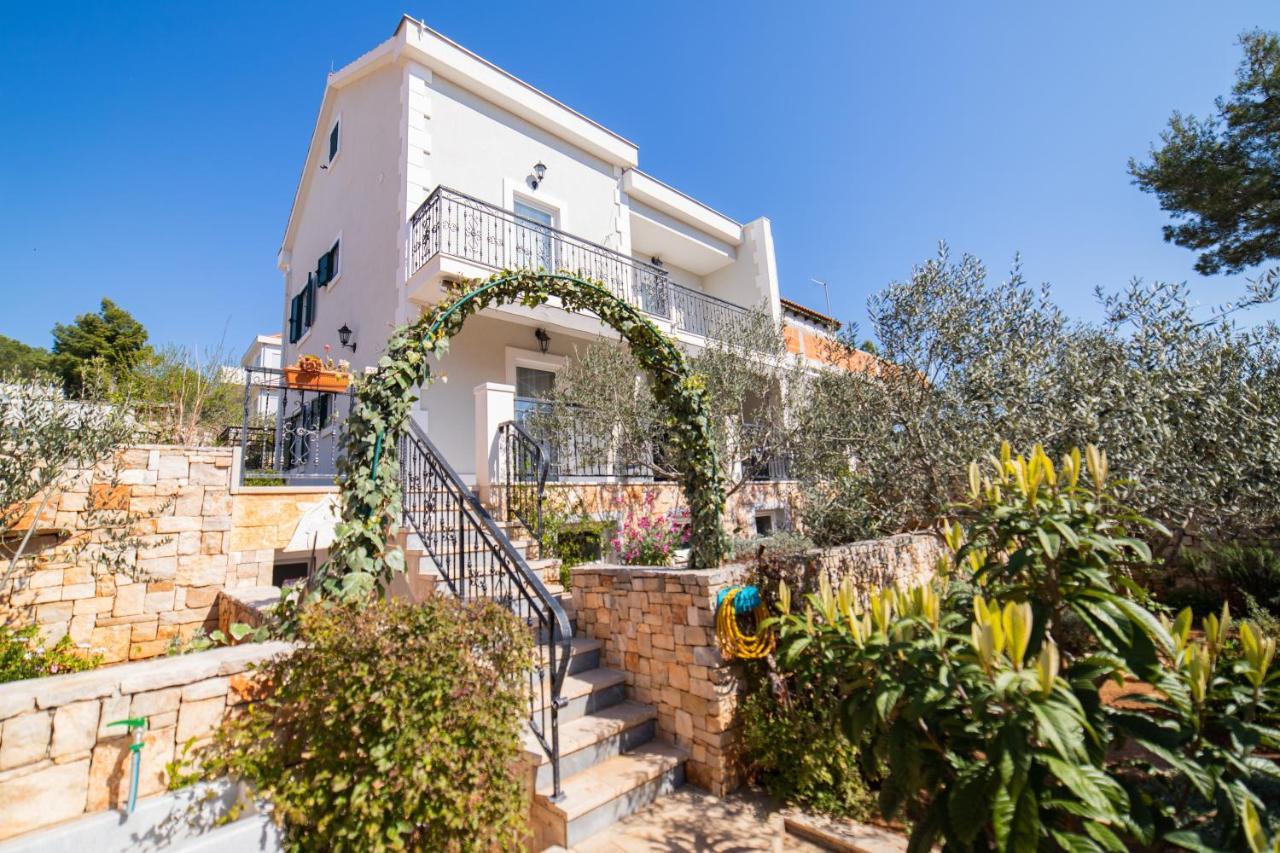 Villa Sun Garden - 4 Star Villa With Heated Swimming Pool, Quiet Bay, Bbq, 50M From The Sea Milna  Eksteriør billede