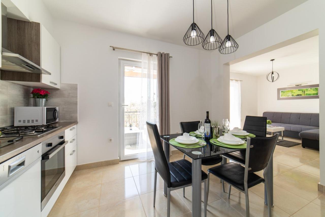 Villa Sun Garden - 4 Star Villa With Heated Swimming Pool, Quiet Bay, Bbq, 50M From The Sea Milna  Eksteriør billede