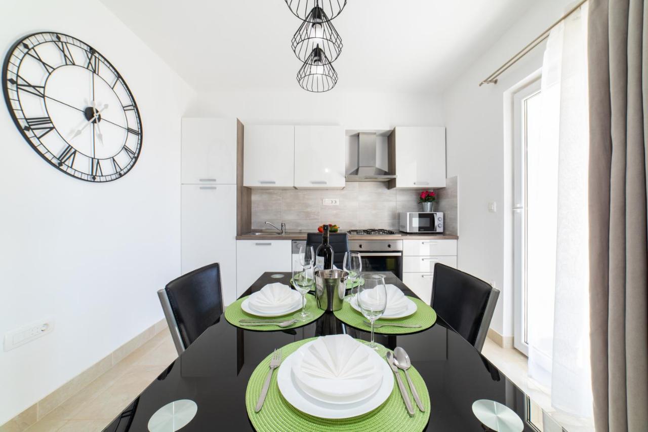 Villa Sun Garden - 4 Star Villa With Heated Swimming Pool, Quiet Bay, Bbq, 50M From The Sea Milna  Eksteriør billede