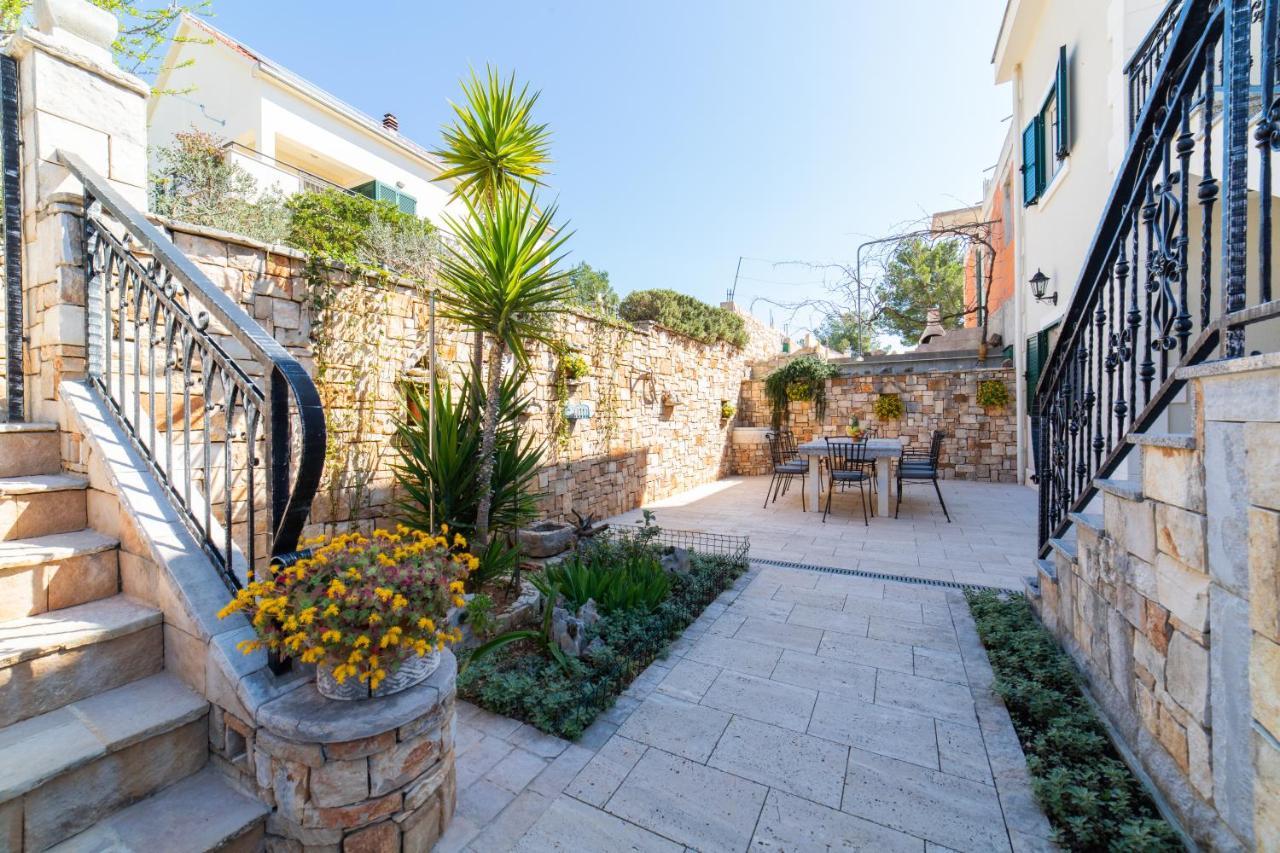 Villa Sun Garden - 4 Star Villa With Heated Swimming Pool, Quiet Bay, Bbq, 50M From The Sea Milna  Eksteriør billede