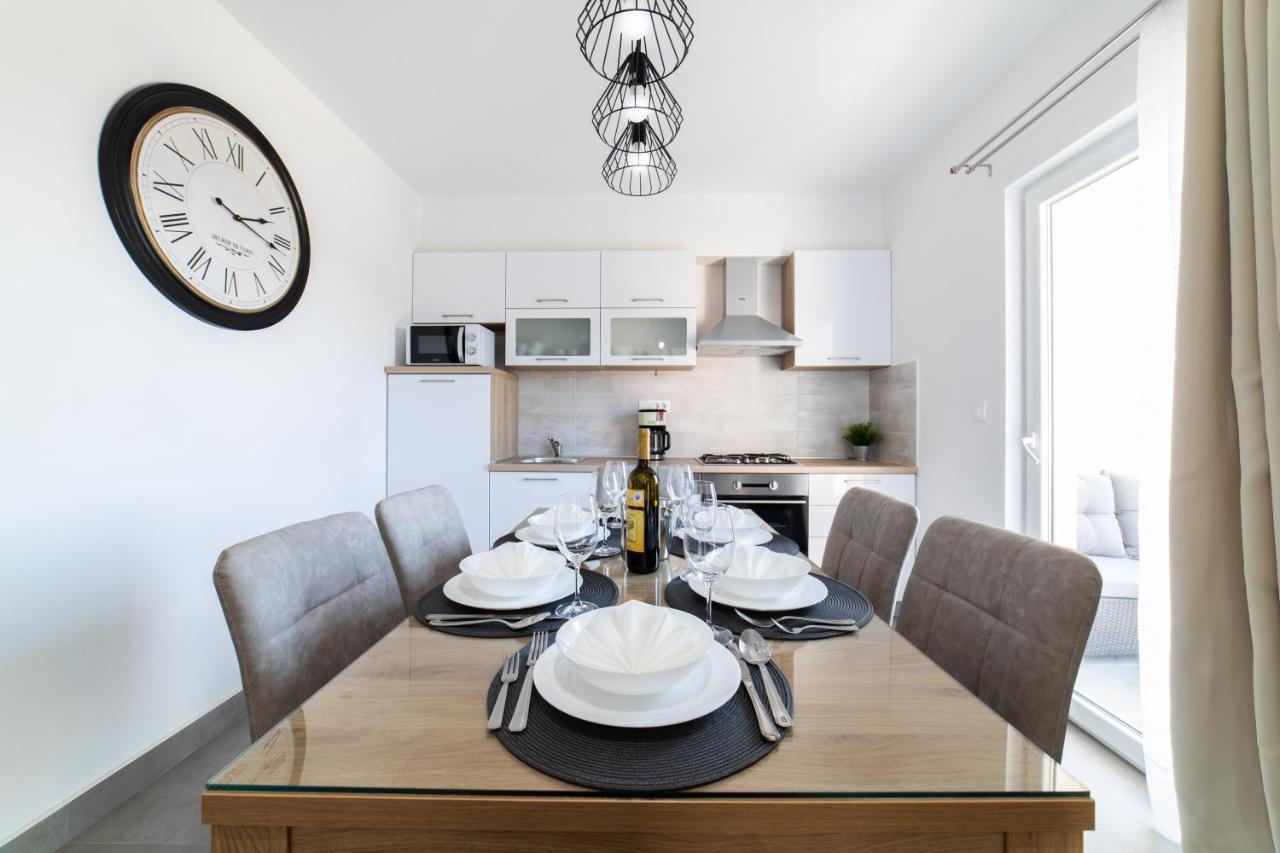 Villa Sun Garden - 4 Star Villa With Heated Swimming Pool, Quiet Bay, Bbq, 50M From The Sea Milna  Eksteriør billede