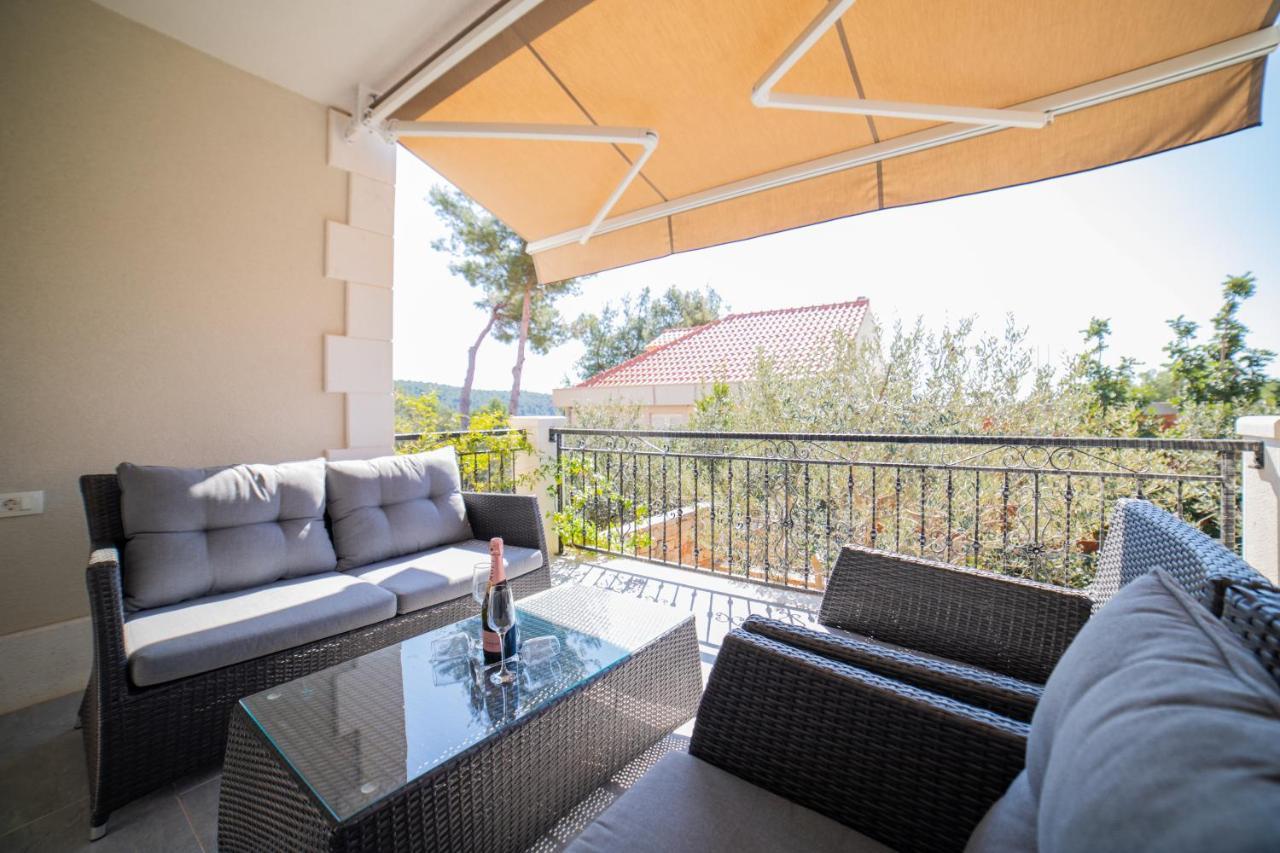Villa Sun Garden - 4 Star Villa With Heated Swimming Pool, Quiet Bay, Bbq, 50M From The Sea Milna  Eksteriør billede