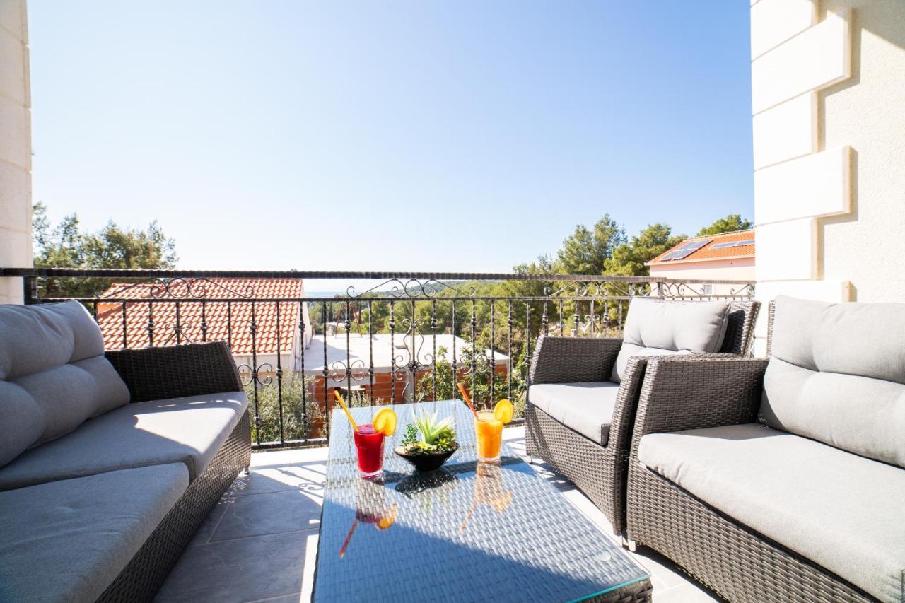 Villa Sun Garden - 4 Star Villa With Heated Swimming Pool, Quiet Bay, Bbq, 50M From The Sea Milna  Eksteriør billede