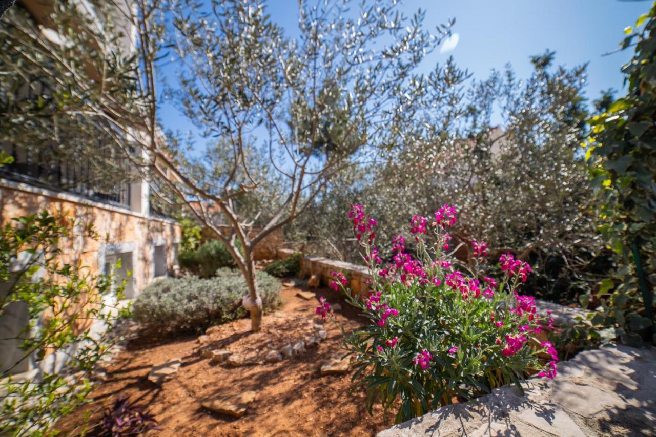 Villa Sun Garden - 4 Star Villa With Heated Swimming Pool, Quiet Bay, Bbq, 50M From The Sea Milna  Eksteriør billede
