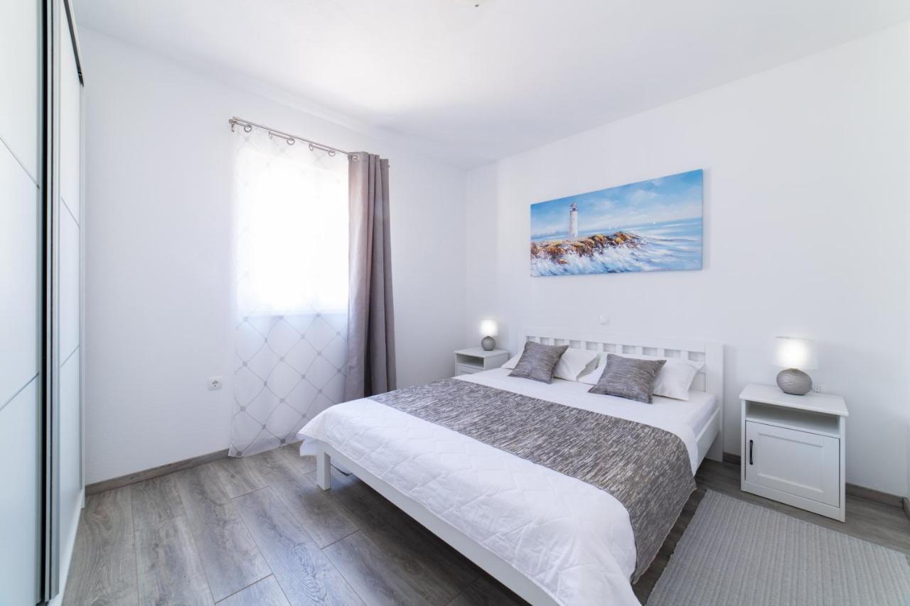 Villa Sun Garden - 4 Star Villa With Heated Swimming Pool, Quiet Bay, Bbq, 50M From The Sea Milna  Eksteriør billede