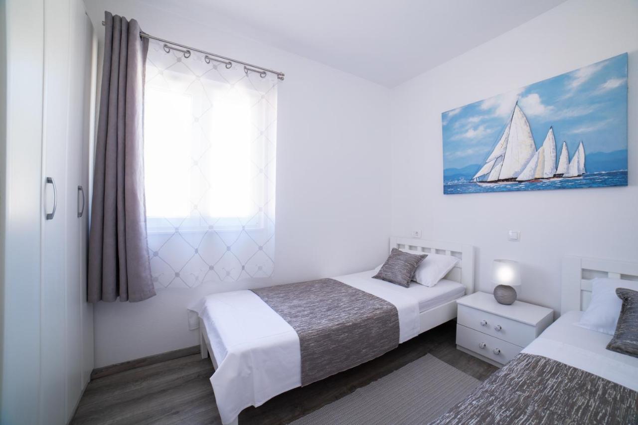Villa Sun Garden - 4 Star Villa With Heated Swimming Pool, Quiet Bay, Bbq, 50M From The Sea Milna  Eksteriør billede