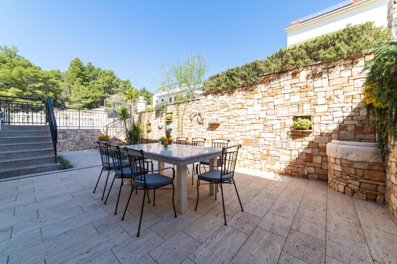 Villa Sun Garden - 4 Star Villa With Heated Swimming Pool, Quiet Bay, Bbq, 50M From The Sea Milna  Eksteriør billede