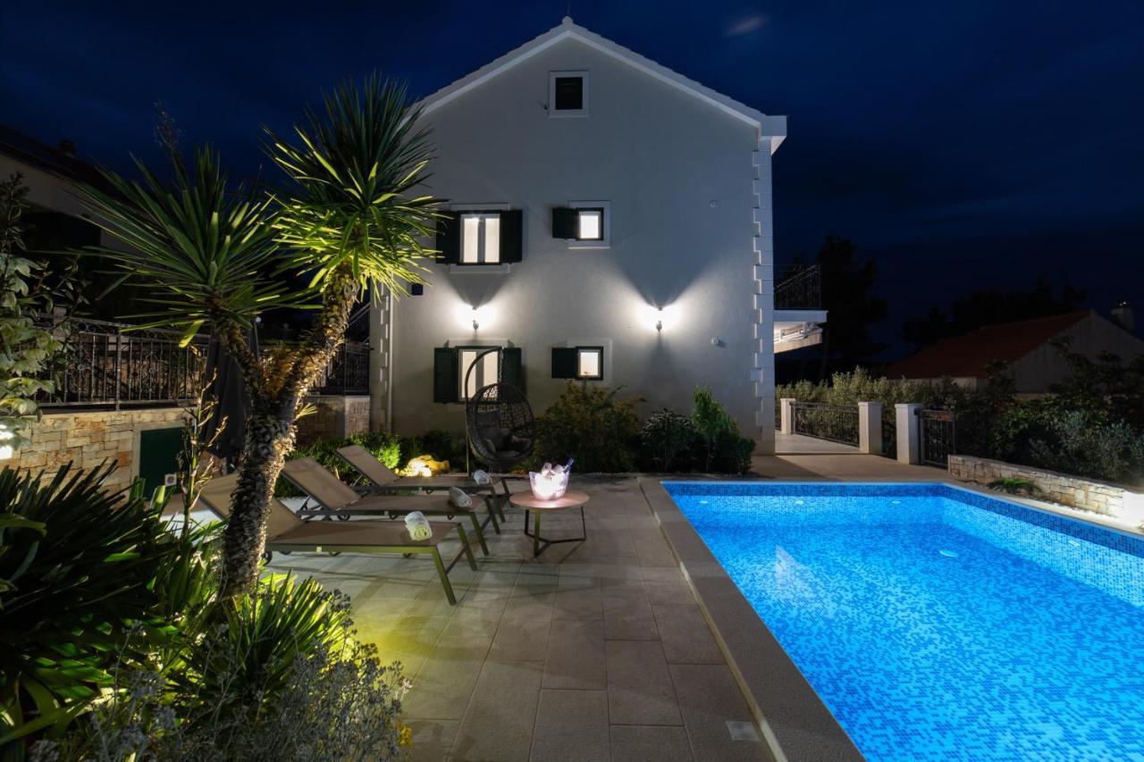 Villa Sun Garden - 4 Star Villa With Heated Swimming Pool, Quiet Bay, Bbq, 50M From The Sea Milna  Eksteriør billede