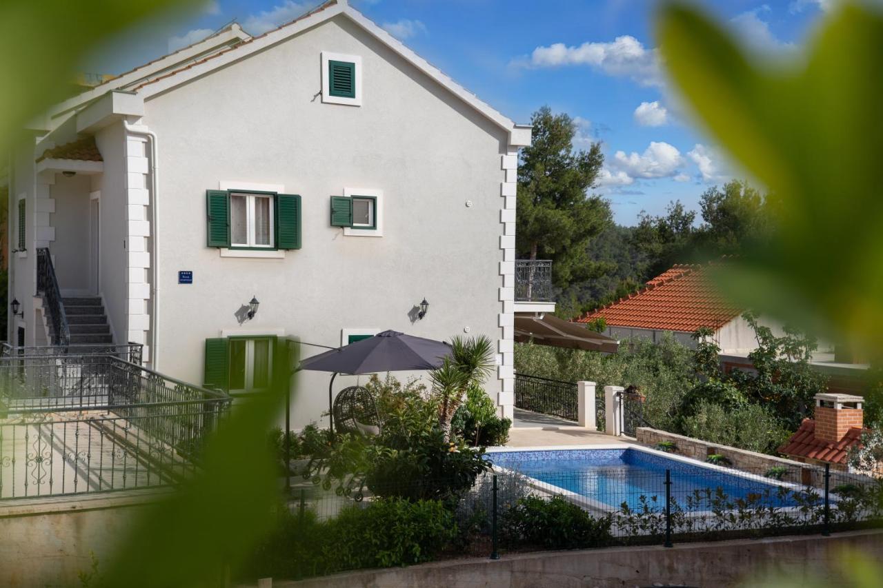 Villa Sun Garden - 4 Star Villa With Heated Swimming Pool, Quiet Bay, Bbq, 50M From The Sea Milna  Eksteriør billede