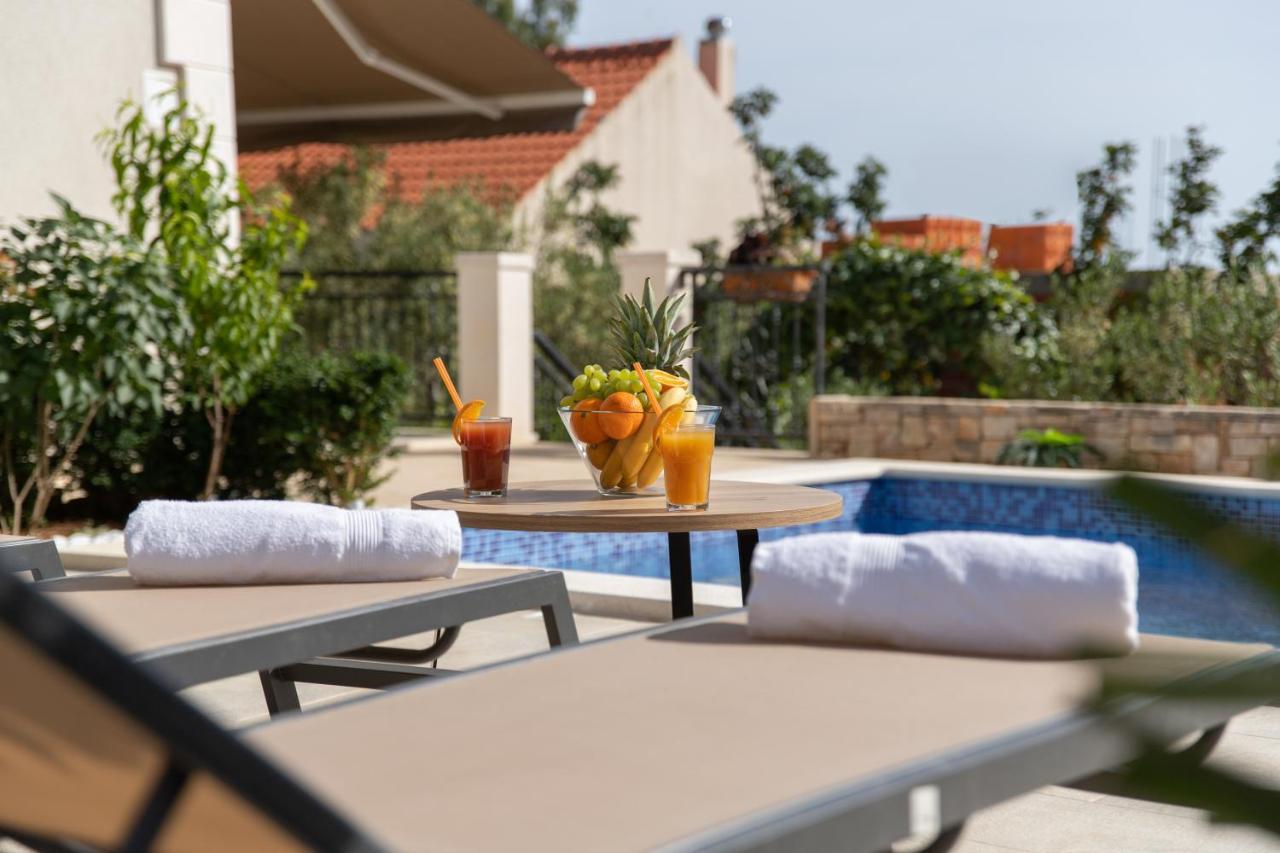 Villa Sun Garden - 4 Star Villa With Heated Swimming Pool, Quiet Bay, Bbq, 50M From The Sea Milna  Eksteriør billede