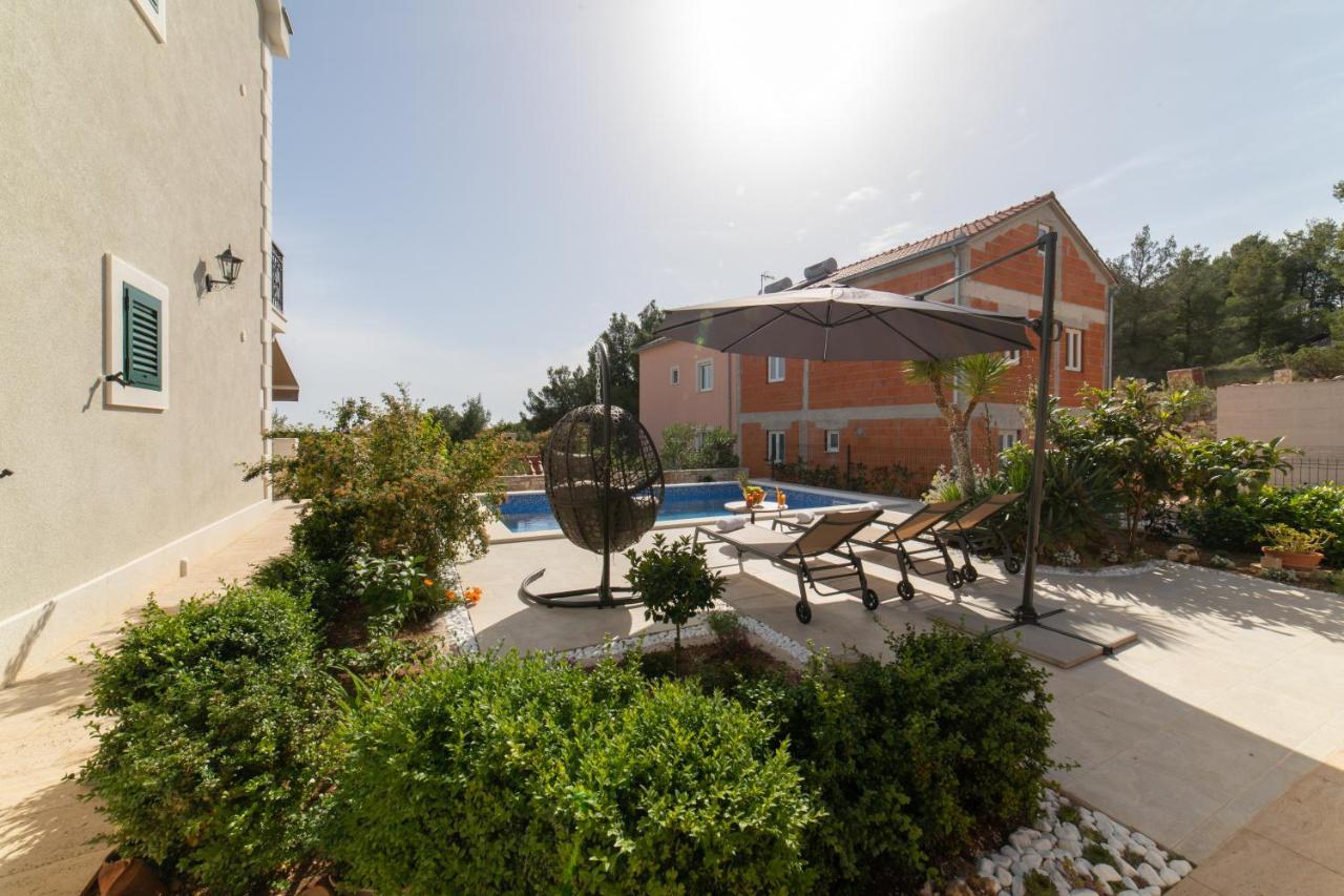 Villa Sun Garden - 4 Star Villa With Heated Swimming Pool, Quiet Bay, Bbq, 50M From The Sea Milna  Eksteriør billede